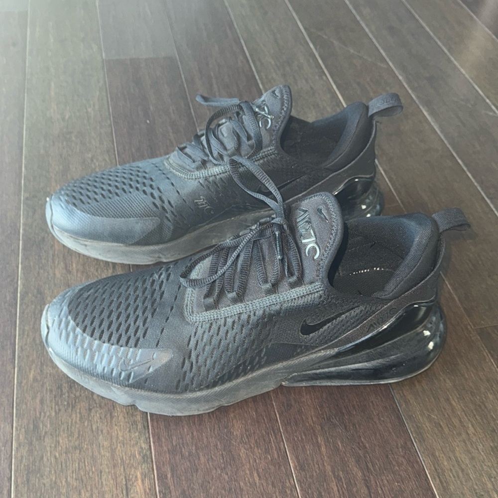 NIKE AIR MAX 270